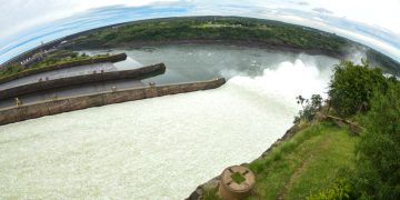 Espectáculo en ITAIPU: reabren compuertas del vertedero por segunda vez