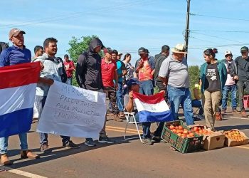 Productores de tomate y locote cierran la Ruta 13 exigiendo precio justo y mercado