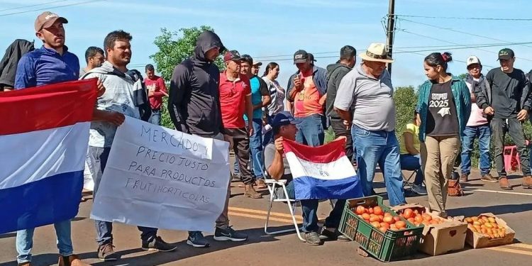 Productores de tomate y locote cierran la Ruta 13 exigiendo precio justo y mercado