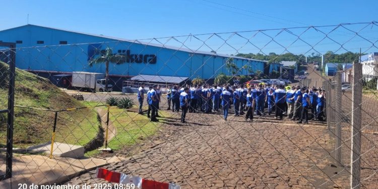 Dueña de fábrica genera evacuación con falsa alarma de bomba