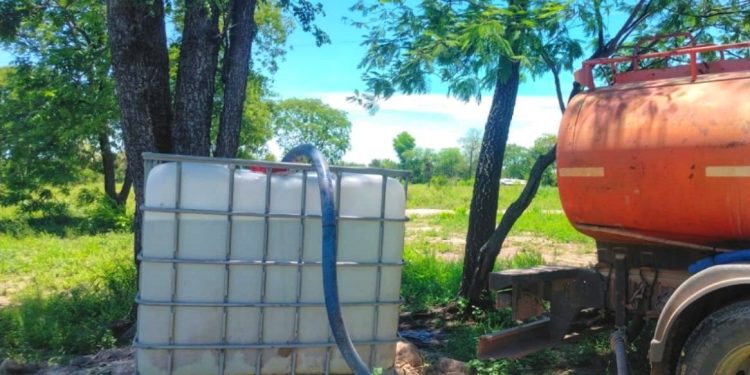 Mejoran caminos y abastecen de agua a comunidades de Presidente Hayes