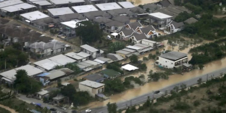 Suben a 145 los muertos por inundaciones en el sur de Tailandia