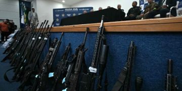 Estiman en más de USD 2 millones en armas confiscadas durante megaoperativo en Río