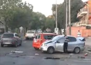 Víctima de asalto persiguió a delincuentes y provocó choque múltiple en Asunción