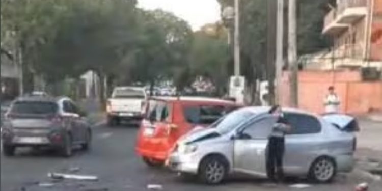 Víctima de asalto persiguió a delincuentes y provocó choque múltiple en Asunción