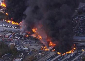 Al menos siete muertos y varios heridos tras estrellarse un avión de carga en EE.UU