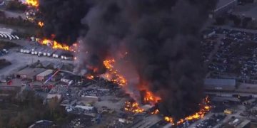 Al menos siete muertos y varios heridos tras estrellarse un avión de carga en EE.UU