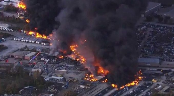 Al menos siete muertos y varios heridos tras estrellarse un avión de carga en EE.UU