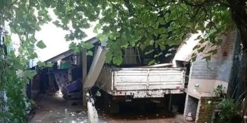 Camión pequeño arrolló y mató a una niña en el patio de su casa