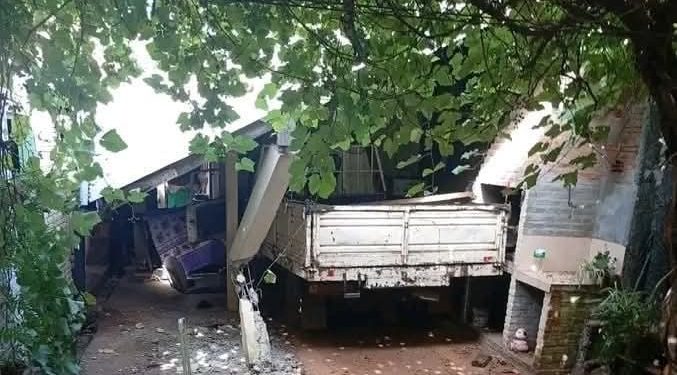 Camión pequeño arrolló y mató a una niña en el patio de su casa