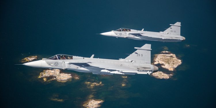 Colombia firmó contrato con una compañía sueca para comprarle 17 cazas Gripen