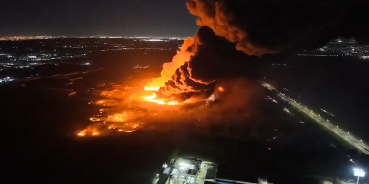 Explosión e incendio en un parque industrial de Argentina: hay más de 20 heridos