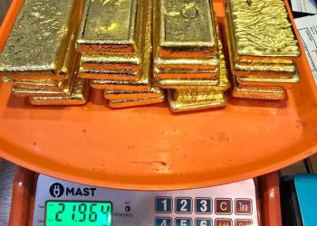 Tres personas detenidas con piezas de metal y una millonaria suma de dinero