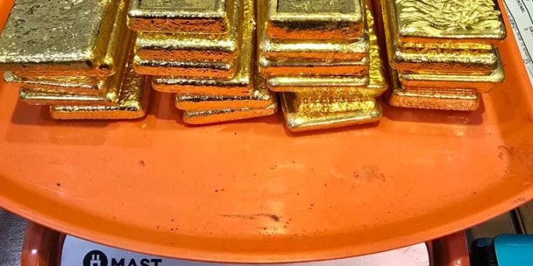 Tres personas detenidas con piezas de metal y una millonaria suma de dinero