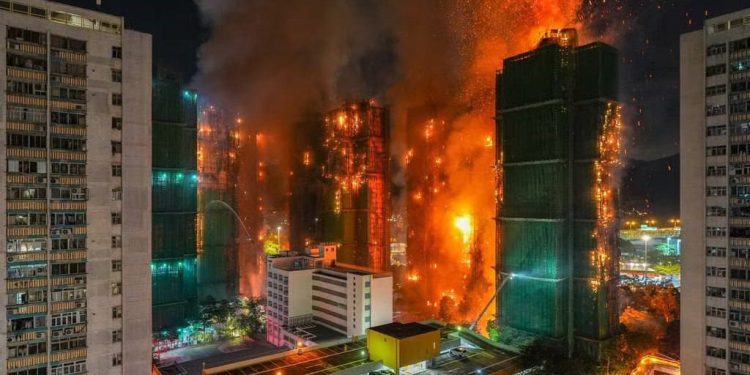 Incendio en complejo residencial de Hong Kong; al menos 13 muertos