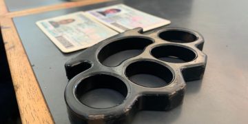 Dos argentinos inadmitidos por portar arma contundente; uno es menor de edad