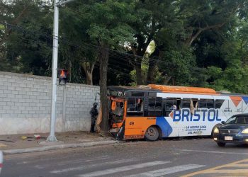 Bus aparentemente sufrió falla mecánica, chocó y dejó varios heridos