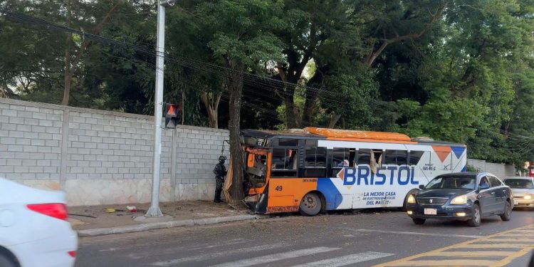 Bus aparentemente sufrió falla mecánica, chocó y dejó varios heridos