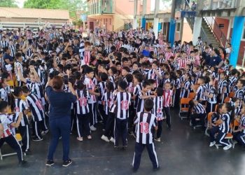 ¡Un gesto para aplaudir! Atlético Mineiro llevó alegría a una escuela de Ñemby