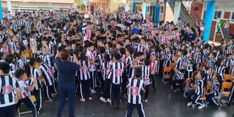 ¡Un gesto para aplaudir! Atlético Mineiro llevó alegría a una escuela de Ñemby