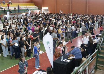 EBY realizó pago de becas a universitarios y entregó aportes a productores de Itapúa