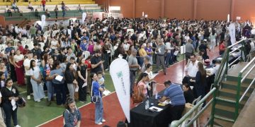 EBY realizó pago de becas a universitarios y entregó aportes a productores de Itapúa