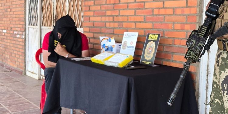 Arrestan a policía que transportaba dos kilos de cocaína