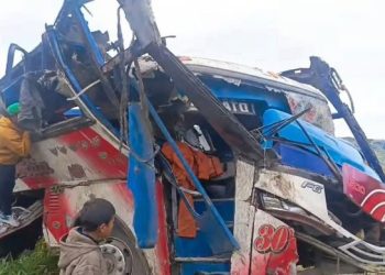 Al menos 23 personas fallecidas tras caer un bus a un abismo en Ecuador