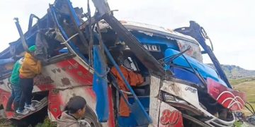 Al menos 23 personas fallecidas tras caer un bus a un abismo en Ecuador