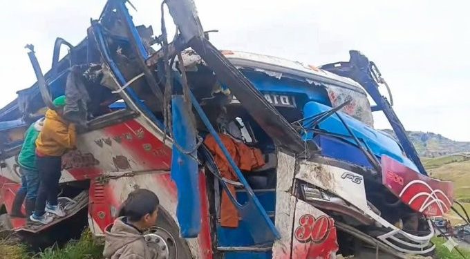Al menos 23 personas fallecidas tras caer un bus a un abismo en Ecuador