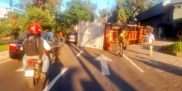 Desvíos sobre Mcal. López por un camión volcado