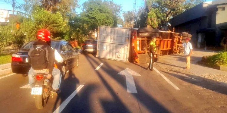 Desvíos sobre Mcal. López por un camión volcado