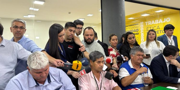 Huelga de choferes se mantiene