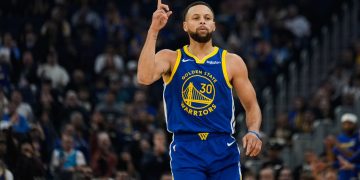 El tremendo tiro encestado por Stephen Curry