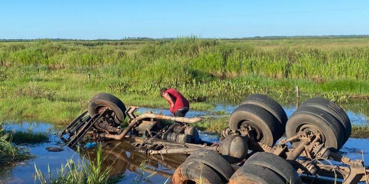 Misiones: camión cargado de ladrillos cayó en un estero