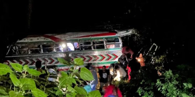 Guatemala: bus cayó a un barranco y dejó 15 fallecidos