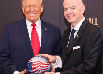 Líderes como Trump o Fantino apreciaron las creaciones de artista paraguaya