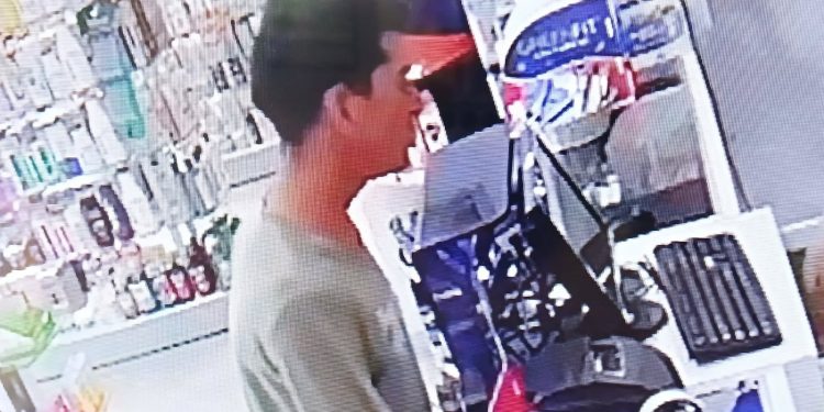 Cuchillo en mano, asaltante se alzó con recaudación de una farmacia en Ñemby