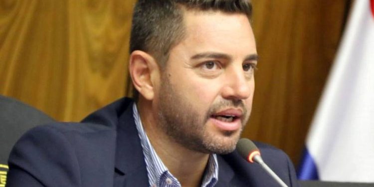 Pedro Alliana señala que buscarán lograr un acuerdo con choferes de buses para evitar huelga