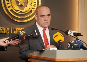 Reglamentación de la senaduría vitalicia «habilita a todos los expresidentes»