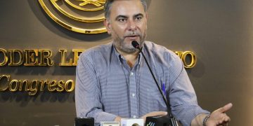 Senaduría vitalicia: «estimo que HC quiere venir a poner orden en su tropa»