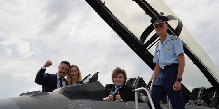 Fuerza Aérea Argentina recibe los primeros F-16