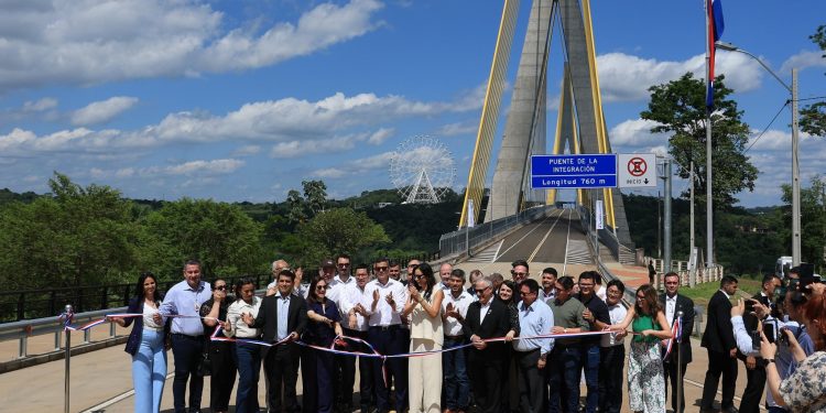 Santiago Peña augura más empleo y turismo con la habilitación del puente de la Integración