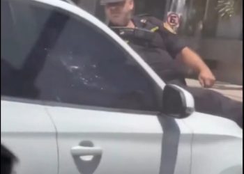 Mujer huyó con un policía sobre el capó tras protagonizar un choque