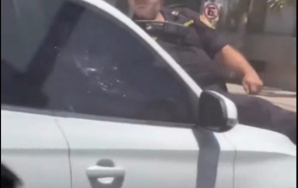 Mujer huyó con un policía sobre el capó tras protagonizar un choque