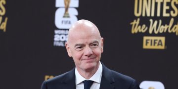 Infantino relanza la “ley Wenger” para revolucionar la norma del fuera de juego