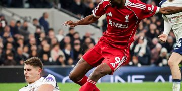 Arne Slot critica al defensa del Tottenham tras la fractura de Isak: «Fue una entrada imprudente»