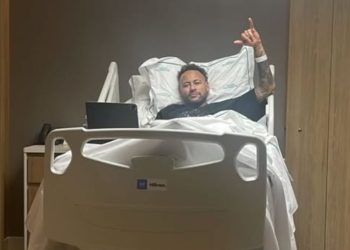 Neymar se operó la rodilla y espera llegar al Mundial