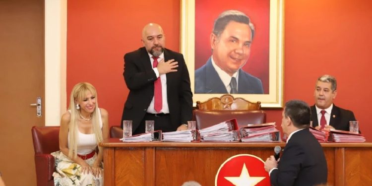 Molesto con la conducción, Orlando Arévalo renuncia a Honor Colorado