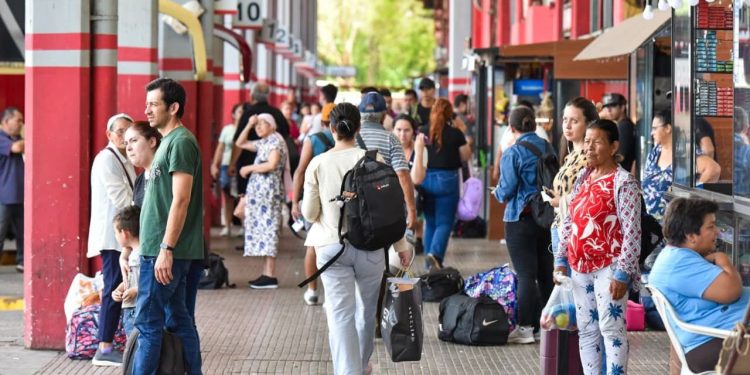 Masiva movilización de pasajeros en la Estación de Buses